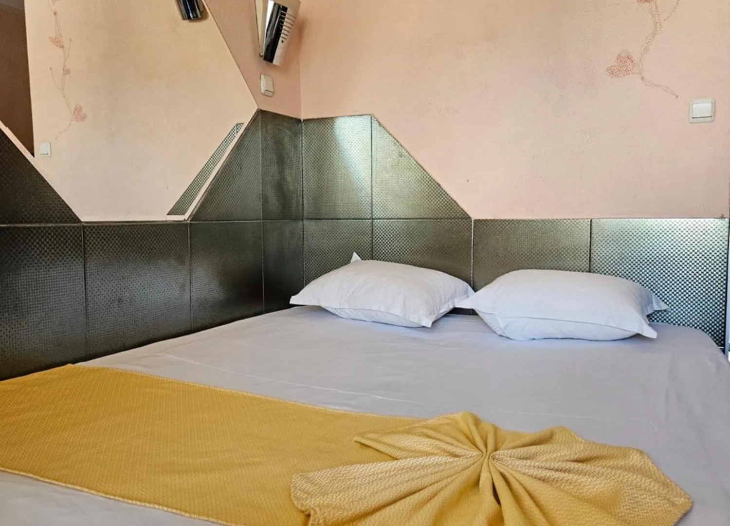וארנה Paralax Hotel 2*,
