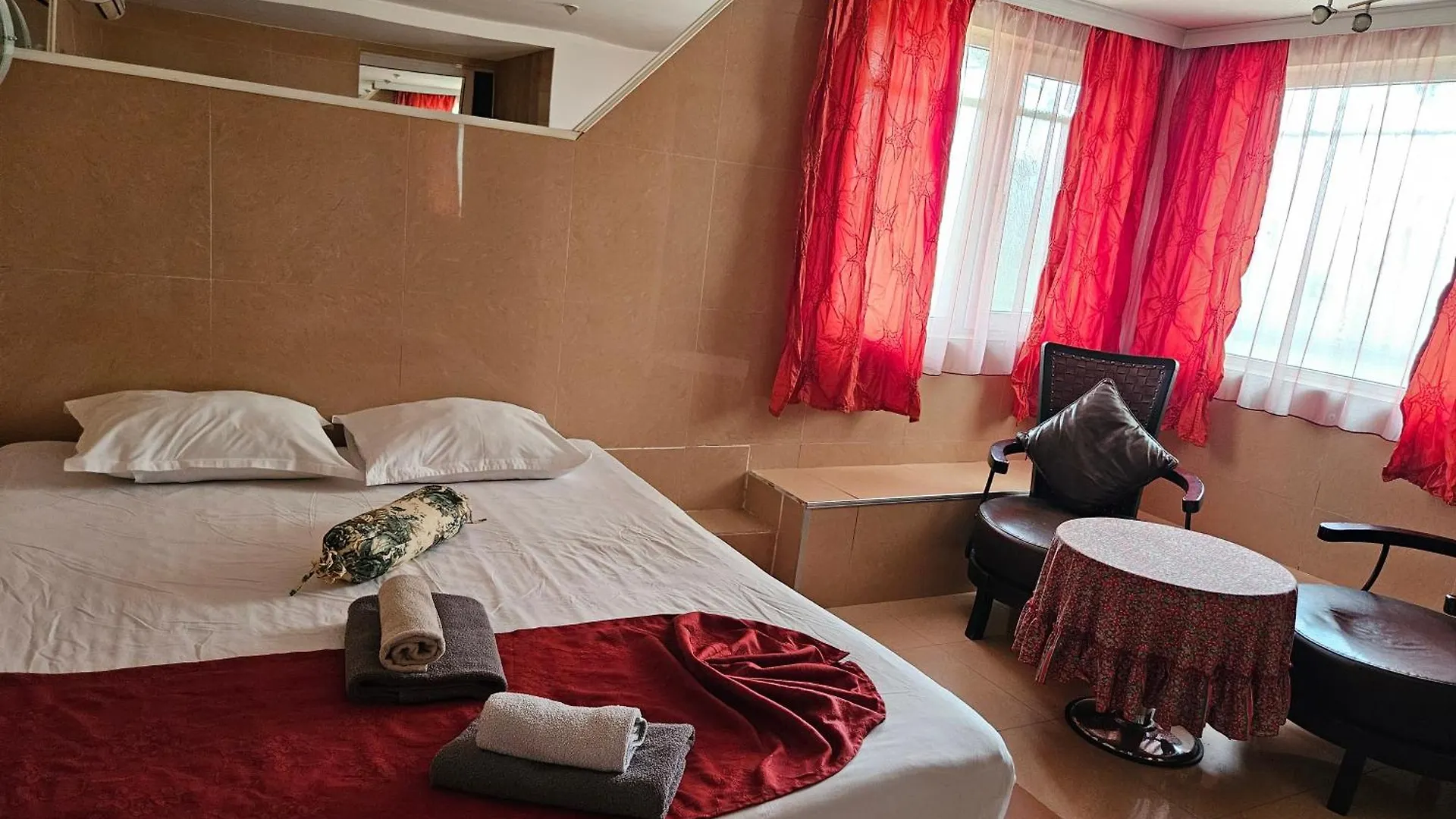 וארנה Paralax Hotel