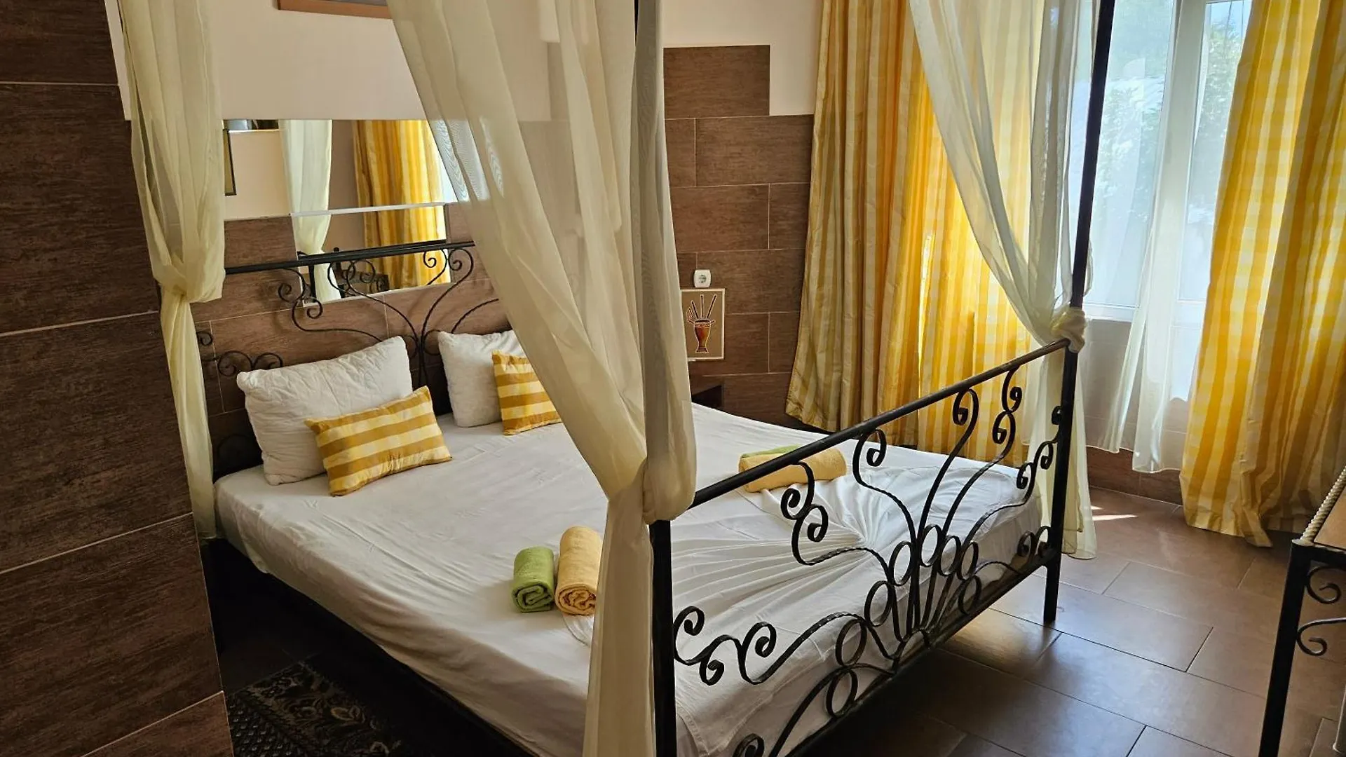 וארנה Paralax Hotel